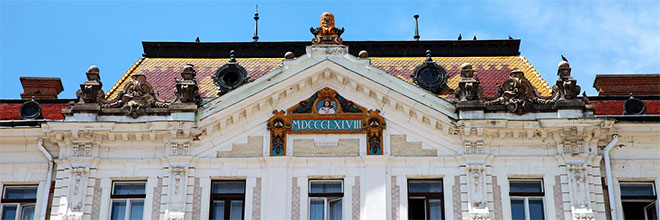 Глазурованная черепица на крыше мэрии города Печ, Венгрия. гид по Будапешту