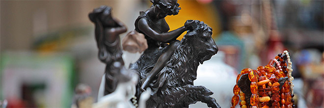 Статуэтка "Девушка и её Козёл", блошиный рынок Эржебетвароша, Будапешт, гид по Будапешту