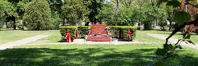 Надгробие Яноша Кадара и его жены, кладбище Керепеши, Будапешт
